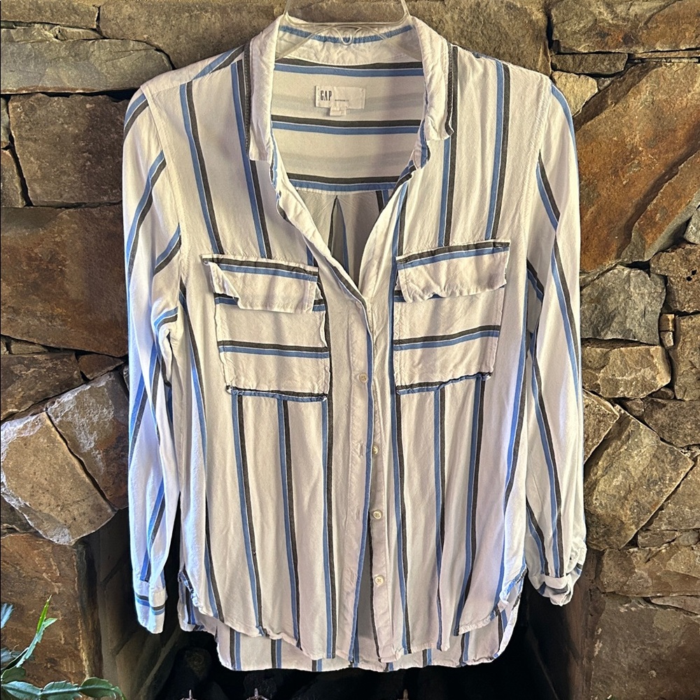 Gap Striped Button-Up Shirt with Front Pockets; Size Medium; Cute with Jeans!